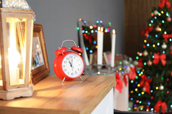 Wecker Mit Laterne Auf Kommode Und Geschmücktem Weihnachtsbaum Stilvollen Wohnzimmerinterieur — Stockfoto