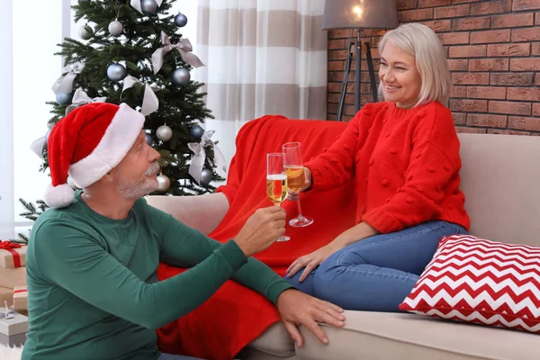 自宅でシャンパンのグラスと成熟したカップル クリスマスのお祝い — ストック写真