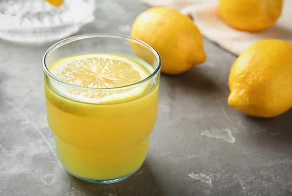Glas Mit Frischem Zitronensaft Und Früchten Auf Dem Tisch — Stockfoto