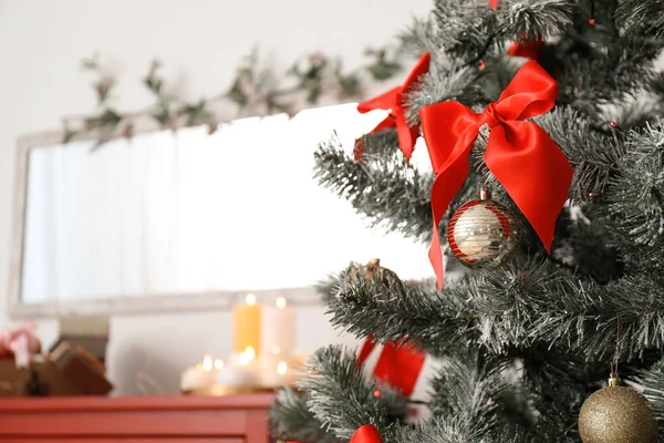 Decoraciones Festivas Árbol Navidad Elegante Salón Interior — Foto de Stock