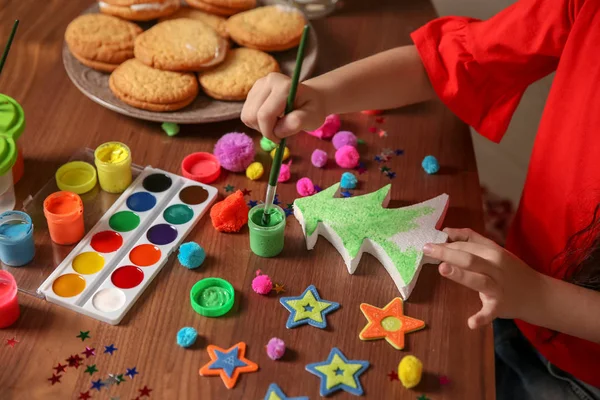 Niño Pequeño Pintando Árbol Navidad Espuma Plástico Casa — Foto de Stock