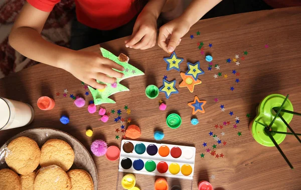 Niños Pequeños Decorando Árbol Navidad Espuma Plástico Mesa Vista Superior — Foto de Stock