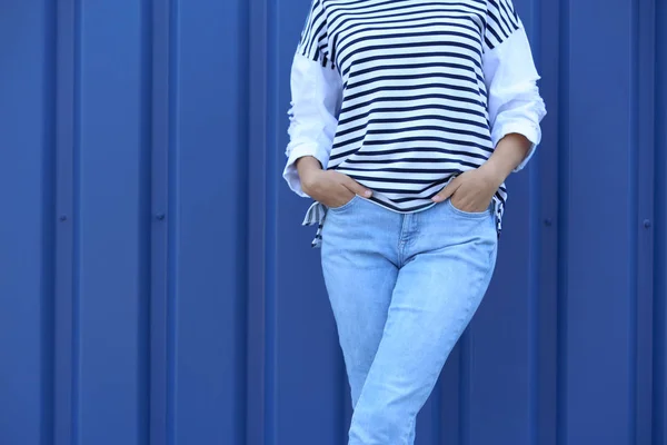 Fiatal Csípő Stílusos Jeans Jelentő Színes Fal Közelében — Stock Fotó