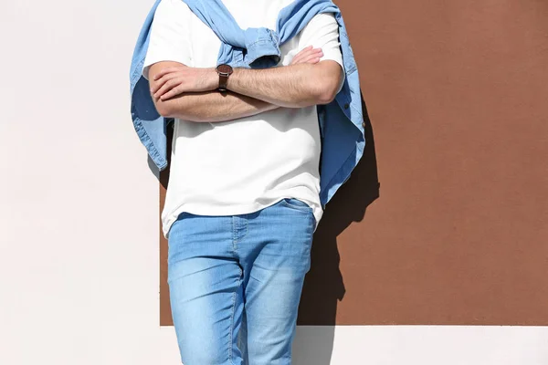 Νέοι Hipster Άνθρωπος Κομψά Τζιν Θέτοντας Κοντά Χρώμα Τοίχου — Φωτογραφία Αρχείου