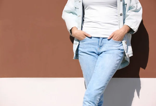 Νέοι Hipster Γυναίκα Κομψά Τζιν Και Μπουφάν Θέτοντας Κοντά Χρώμα — Φωτογραφία Αρχείου