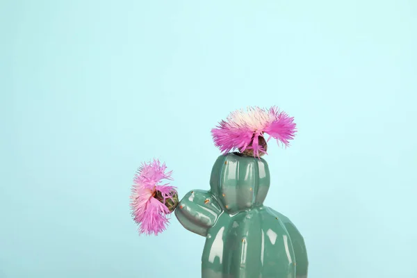 Vaso Ceramica Forma Cactus Alla Moda Con Fiori Sfondo Colore — Foto Stock