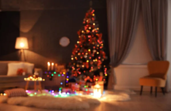 Wazig Zicht Stijlvolle Kamer Interieur Met Versierde Kerstboom — Stockfoto