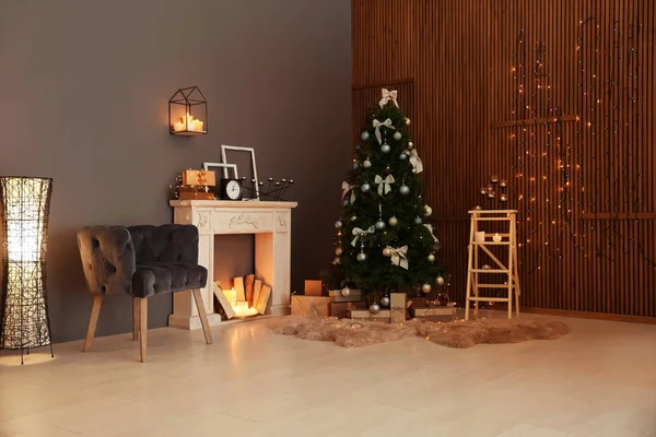 Interior Elegante Quarto Com Árvore Natal Lareira Decorativa — Fotografia de Stock