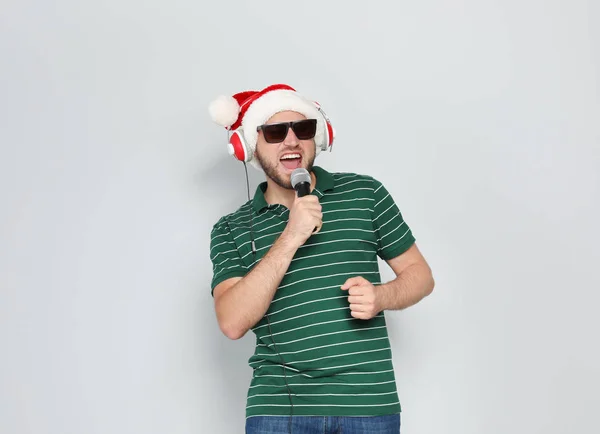 Jeune Homme Chapeau Père Noël Chantant Dans Microphone Sur Fond — Photo