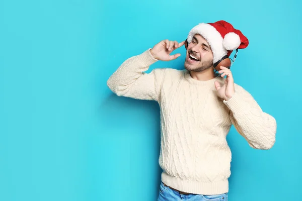 Jovem Chapéu Papai Noel Ouvindo Música Natal Fundo Cor — Fotografia de Stock