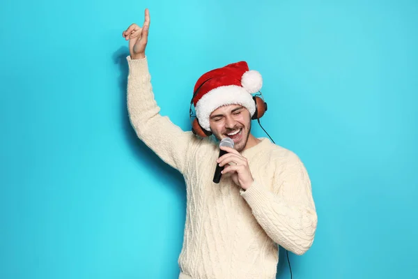 Young Man Santa Hat Singing Microphone Color Background Christmas Music — Stock Photo, Image