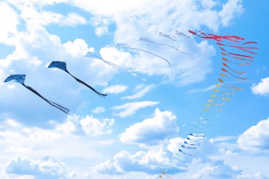 Güzel uçurtma mavi gökyüzünde sürüklenen