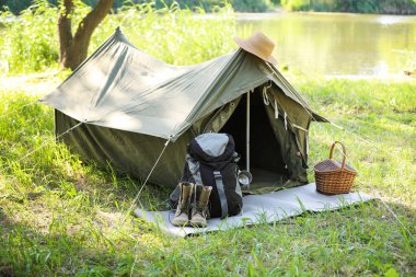 Dişli çadır açık havada yakınındaki seyahat. Yaz Kampı
