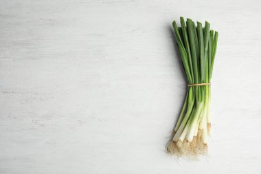 Ahşap masa, üstten görünüm üzerinde taze yeşil soğan