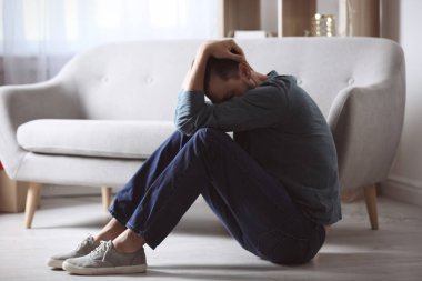 Yalnız adam evde depresyon