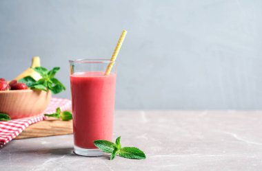 Masada lezzetli çilek güler yüzlü camla