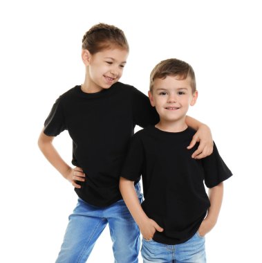 Küçük beyaz arka plan üzerinde t-shirtler çocuklar. Mockup tasarım için
