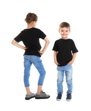 Küçük beyaz arka plan üzerinde t-shirtler çocuklar. Mockup tasarım için
