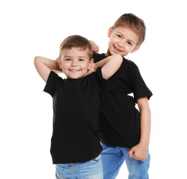 Küçük beyaz arka plan üzerinde t-shirtler çocuklar. Mockup tasarım için