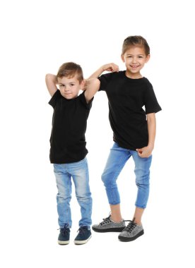 Küçük beyaz arka plan üzerinde t-shirtler çocuklar. Mockup tasarım için