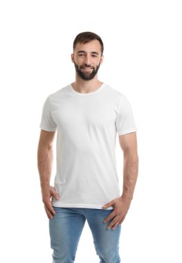 Beyaz zemin üzerine tişört genç adam. Mockup tasarım için