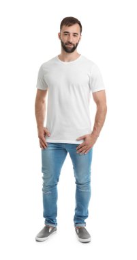 Beyaz zemin üzerine tişört genç adam. Mockup tasarım için