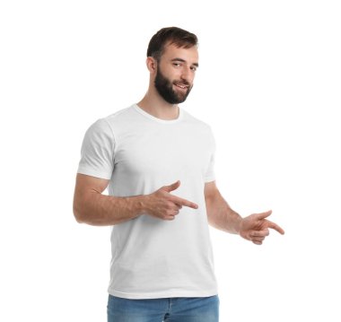 Beyaz zemin üzerine tişört genç adam. Mockup tasarım için