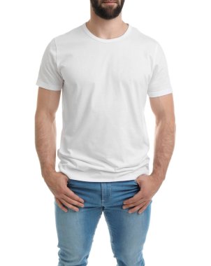 Beyaz zemin üzerine tişört genç adam. Mockup tasarım için