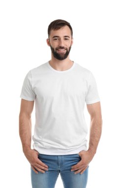 Beyaz zemin üzerine tişört genç adam. Mockup tasarım için