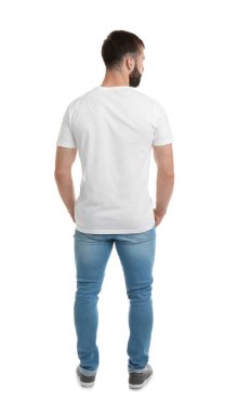 Beyaz zemin üzerine tişört genç adam. Mockup tasarım için