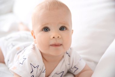 Evdeki yatakta tatlı bir bebek.
