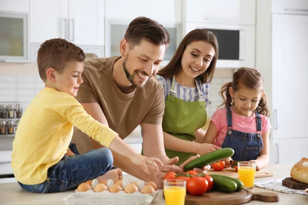 台所で一緒に子供と幸せな家庭 — ストック写真