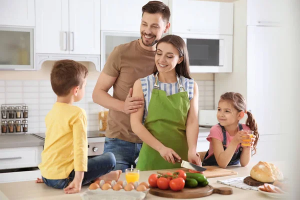 Šťastná Rodina Dětmi Společně Kuchyni — Stock fotografie
