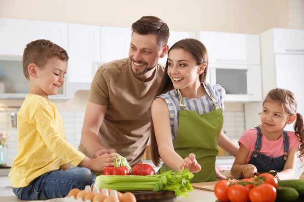 Щаслива Сім Дітьми Разом Кухні — стокове фото