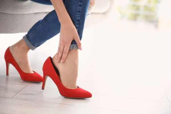 Mulher Cansada Com Belas Pernas Tirando Sapatos Casa Close — Fotografia de Stock