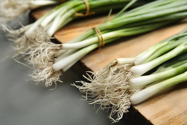 Cipolla Verde Fresca Tavola Legno Primo Piano — Foto Stock