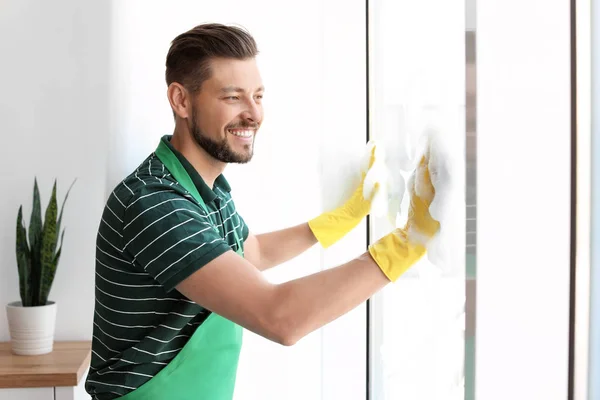 Männlicher Arbeiter Wäscht Fensterglas Hause — Stockfoto