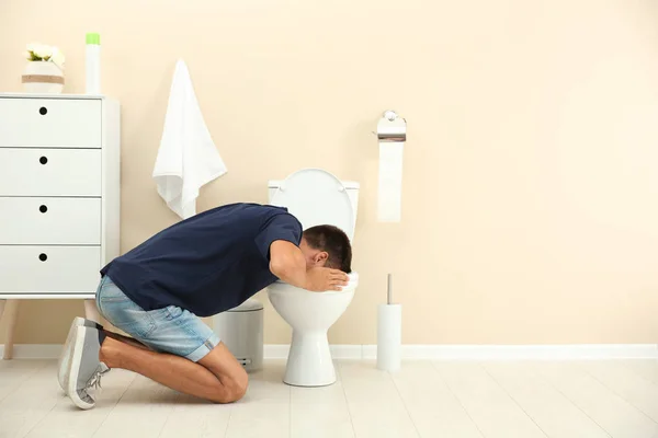 Junger Mann Erbricht Sich Toilettenschüssel Hause — Stockfoto