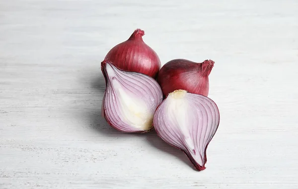 Ripe Cut Red Onions Wooden Table — Stock Photo, Image