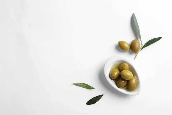 Composizione Piatta Con Olive Fresche Sott Olio Fondo Bianco — Foto Stock