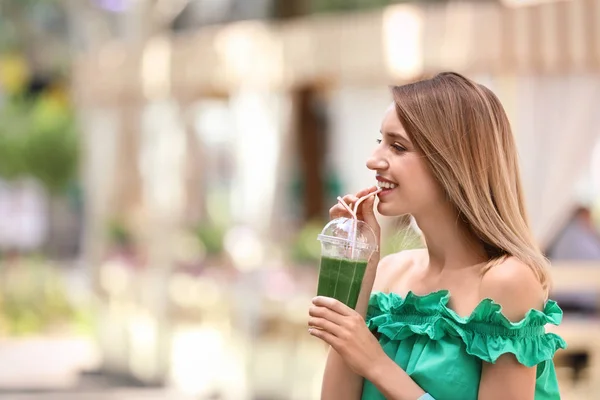 Молода Жінка Пластиковою Чашкою Здорової Смузі Відкритому Повітрі — стокове фото