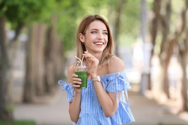 Mujer Joven Con Taza Plástico Batido Saludable Aire Libre — Foto de Stock