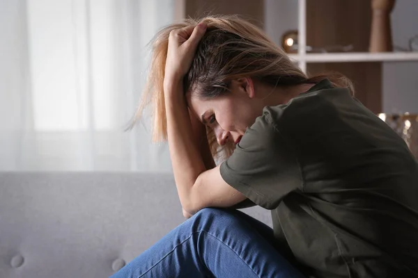 Yalnız Kadın Evde Depresyon — Stok fotoğraf