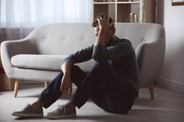 Eenzame Man Die Lijden Aan Depressie Thuis — Stockfoto
