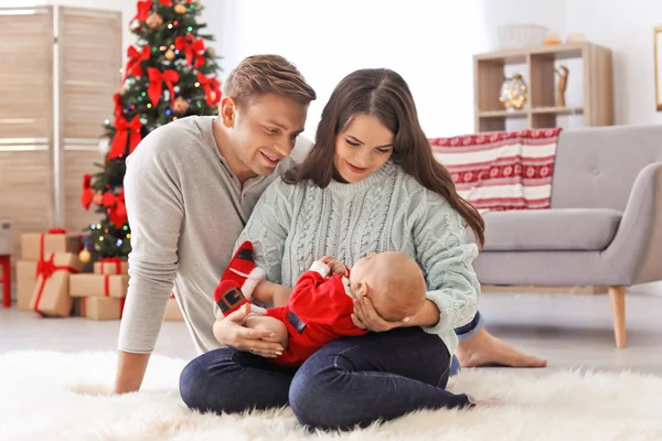 Pareja Feliz Con Bebé Celebrando Navidad Juntos Casa —  Fotos de Stock