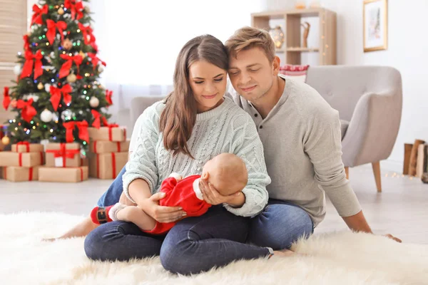 Pareja Feliz Con Bebé Celebrando Navidad Juntos Casa —  Fotos de Stock