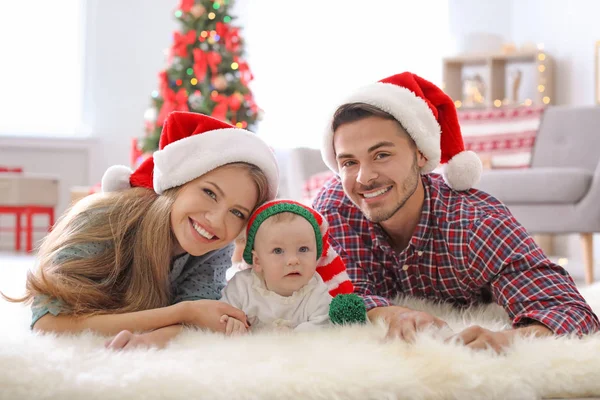 Pareja Feliz Con Bebé Sombreros Navidad Casa —  Fotos de Stock