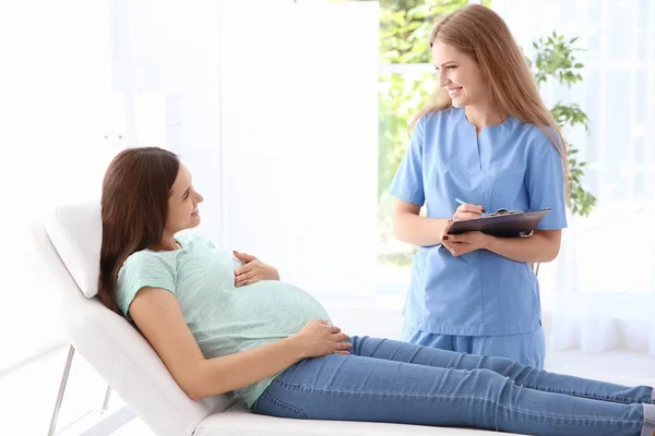 Onun Doktoru Kliniği Olan Hamile Kadın — Stok fotoğraf