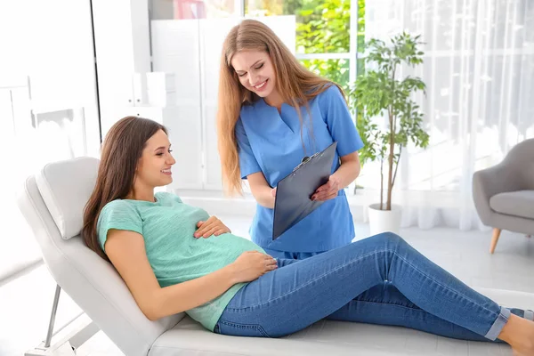 Jeune Femme Enceinte Avec Son Médecin Clinique — Photo