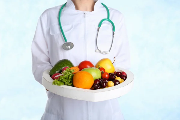 Médico Femenino Con Productos Frescos Sobre Fondo Claro Dieta Cardíaca —  Fotos de Stock